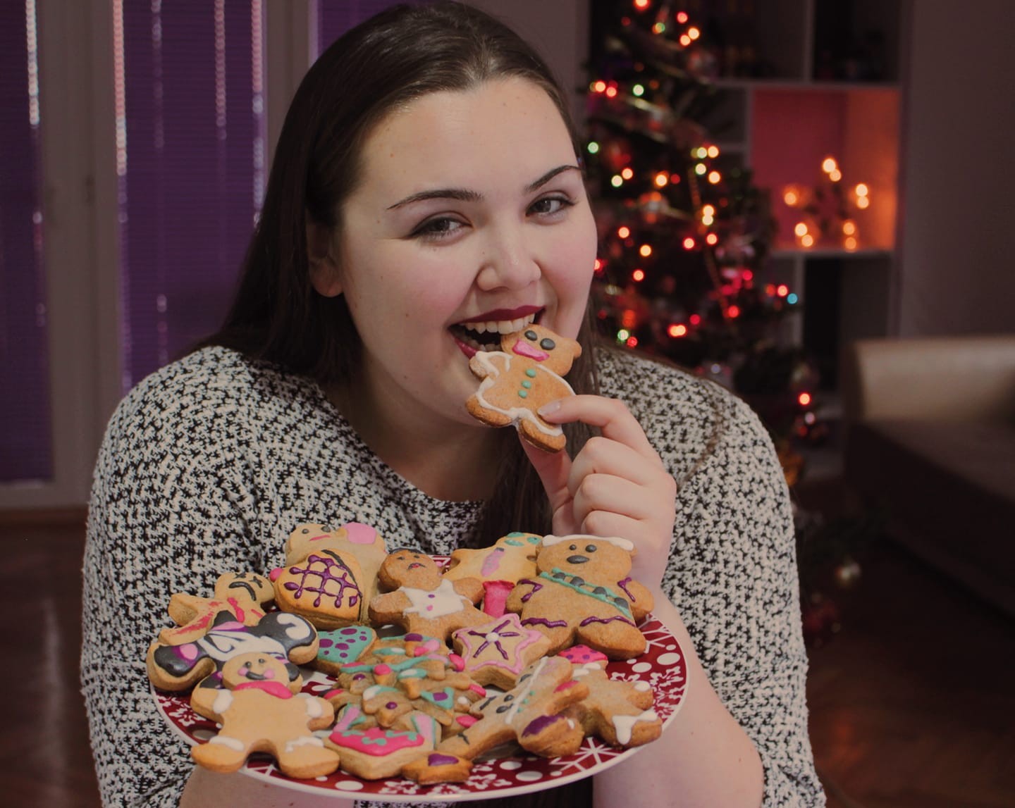 Јутјуберката Кике Цветче има ново видео: ПРАВИМЕ GINGERBREAD COOKIЕS!