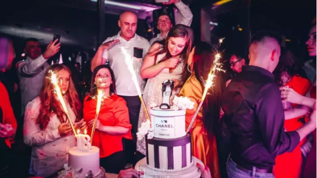 ХИТ ВИДЕО: Драган на својата ќерка, поклонот за 18от роденден со кран го крена до 8ми спрат!