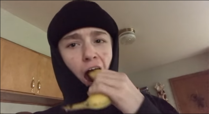 (ВИДЕО) Нов бизарен challenge: Децата јадат пластика и го снимаат тоа!