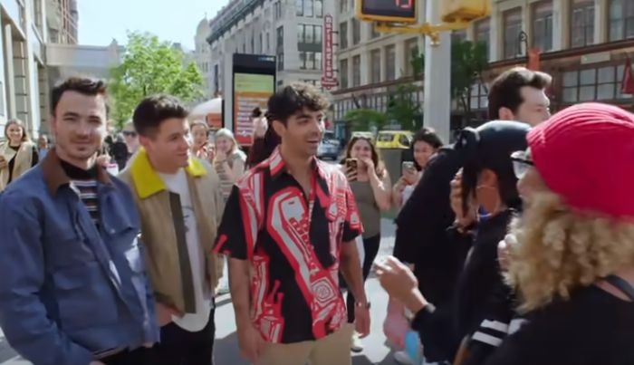 (ВИДЕО) Jonas Brothers со изненадување за фановите во Њујорк!
