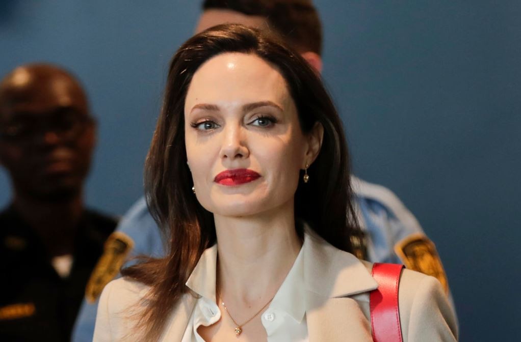 (ФОТО) Анџелина Џоли важи за најубавата жена во светот, но нејзиниот изглед за матура ќе ве изненади!