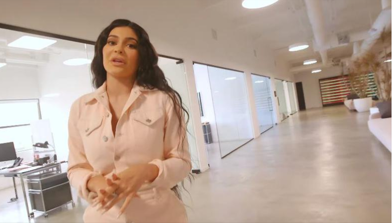 (ВИДЕО) Кајли за YouTube сними еден ден од својот луксузен живот!
