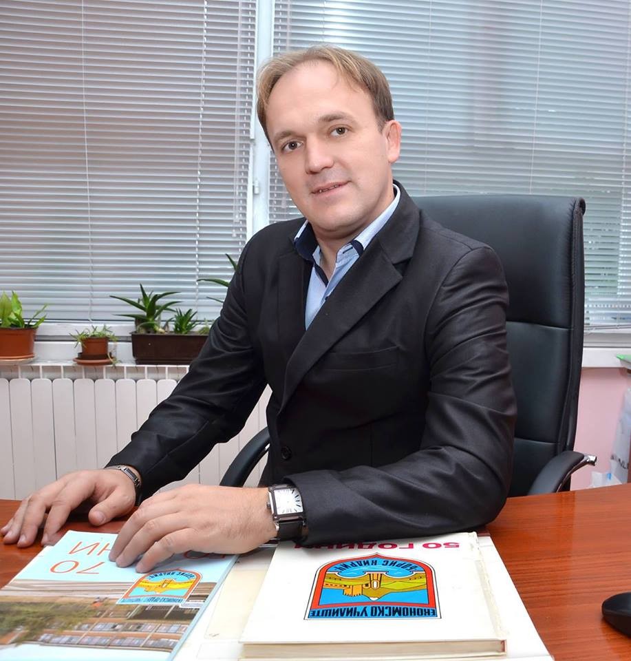 Самата големина на училиштето носи големи предности, но и проблеми - Директорот Канурков за своето училиште