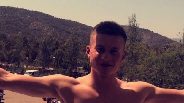(ФОТО) Тинејџер заминал на море, а мајка му му дала урнебесни совети за алкохолот, сексот и тетоважите!