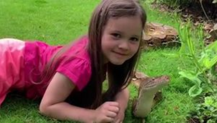 (ВИДЕО) Има само 5 години, а како домашни миленичиња има питони!