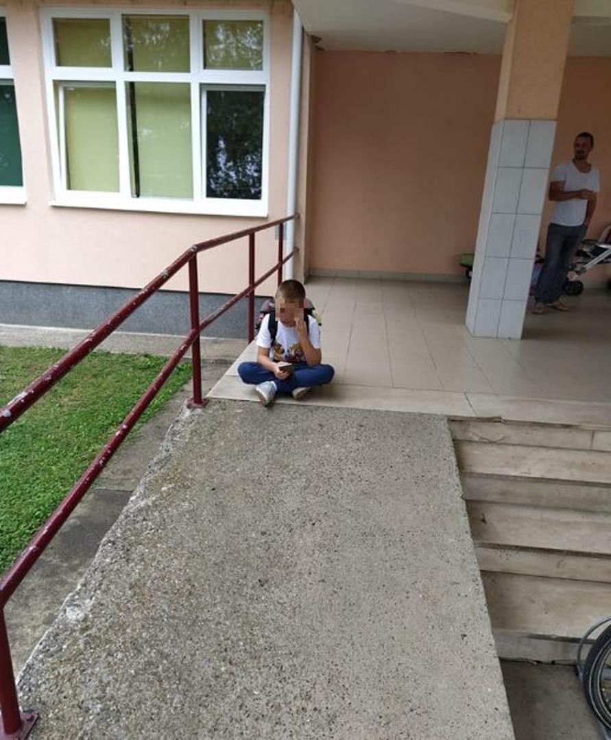 Прваче со аутизам првиот училишен ден го помина во солзи: Таткото разочаран