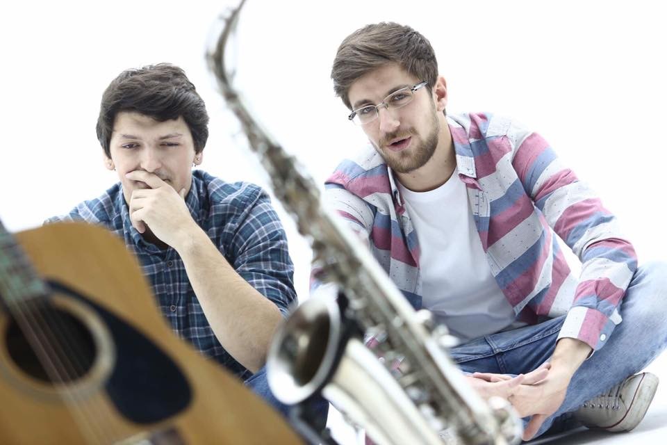 (ВИДЕО) Светскиот хит „Сењорита“ во ново руво: Момците од Риплеј со втор „sax cover“