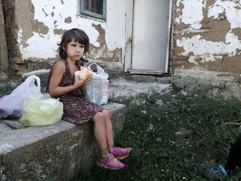 Тијана има само една желба - да јаде: Никогаш немала кукла, а куќата во која живее е пред распаѓање