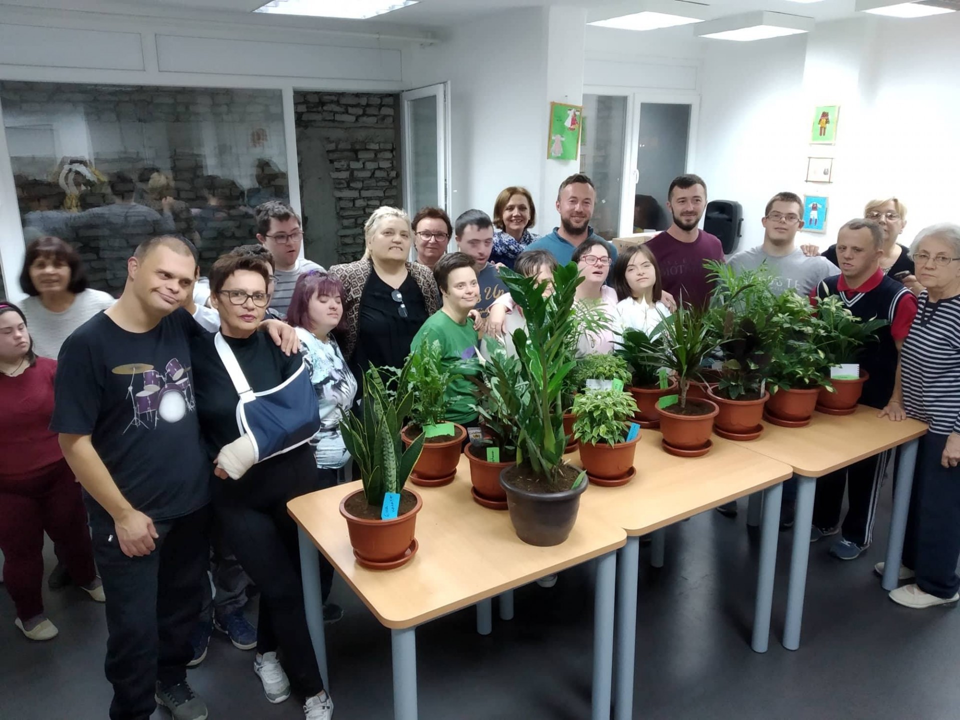 Децата со Даунов синдром во нова акција: Садејќи цвеќе си го разубавија Центарот