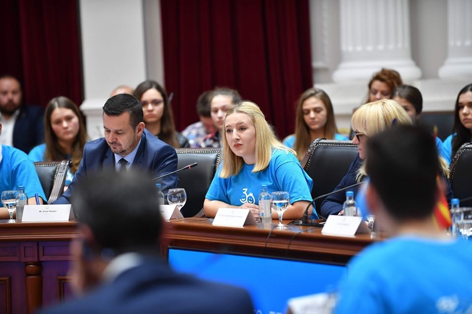 Средношколката Бисера во Влада: Почитувани министри, почитуван премиере, зошто постои образованието?