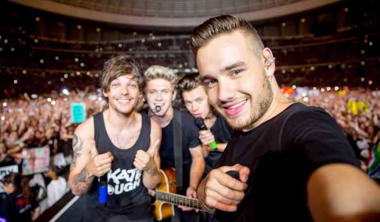 Момците од One Direction очајнички се обидуваат на 10 - годишнината да го вратат Зејн