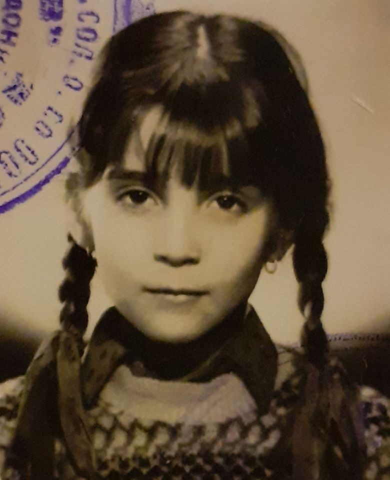 Ќе ја препознаете ли: Која позната македонска пејачка е на фотографијата?