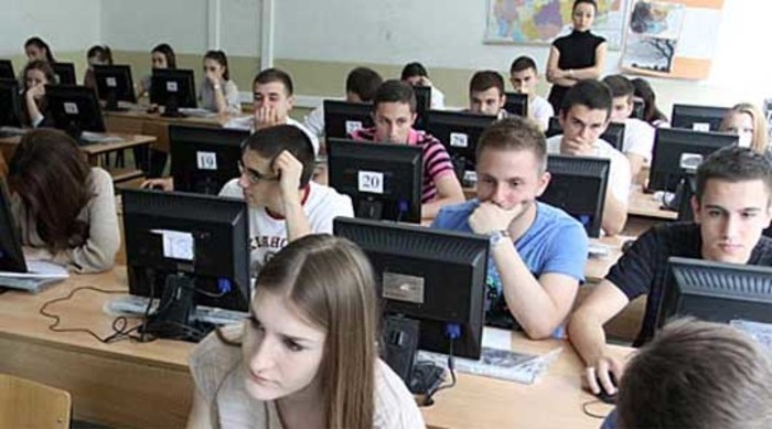 Средношколец сте и домашниот приход ви е помал од просечната плата: Добивате 3.000 денари од државата за прибор