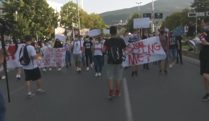 Владата онлајн - учениците офлајн: Со пароли и скандирање средношколците го искажаа својот револт