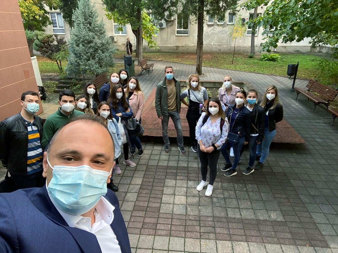 Спремни да помагаат: Студенти по медицина се вклчуваат на фронтот во битката против Ковид-19