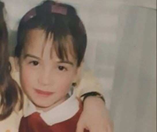 Кој е на фотографијата? Денес слави роденден и е една од најдобрите пејачки во регионот!