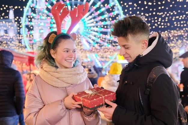 Како те доживува: 7 знаци дека те гледа како другарка, 7 дека те сака за девојка