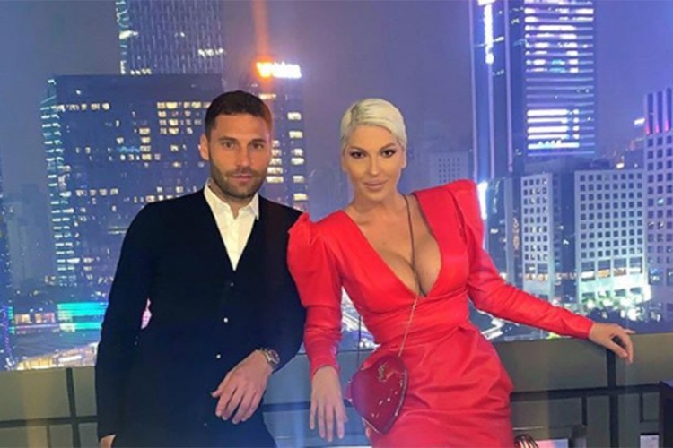 Јелена Карлеуша отворено за бракот и своите секси маани: Душко сака кога сум размазена