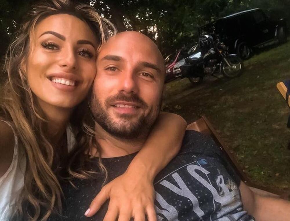 Помладата ќерка на Маја Оџаклиевска „рипна во тавче“: Андреа во венчаницата го покажа трудничкото стомаче