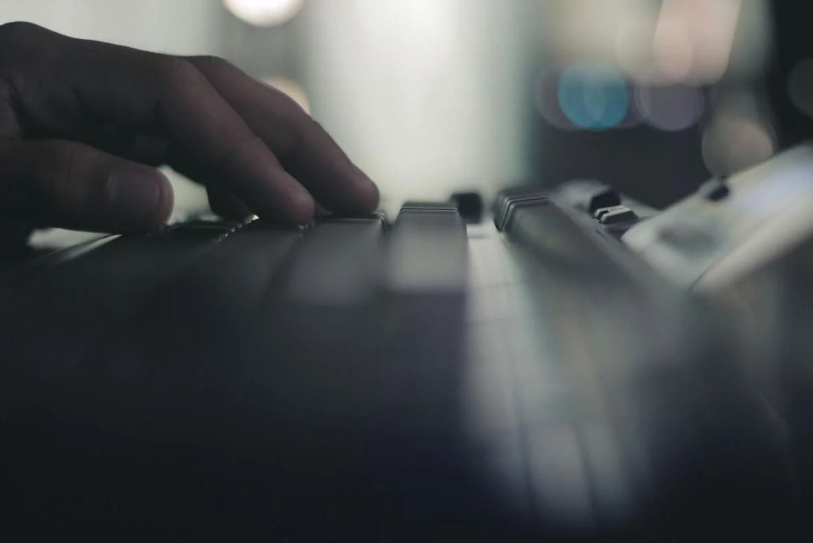 Тинејџер заработува многу пари, а не прави ништо: Тој седи пред компјутрот, а тајната е во ова