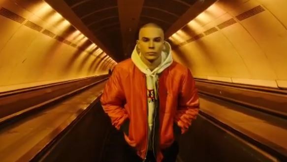 Војаж е заљубен!? Раперот на сите им ја покажа новата девојка, со згодната бринета се прошета во Белград (ФОТО)