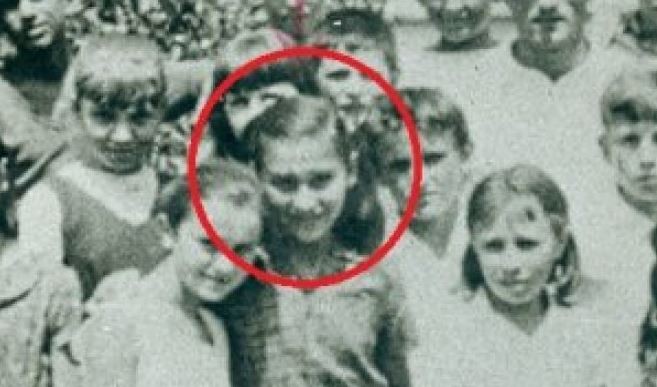 Поради сиромаштијата во која пораснала има само една фотографија од детството: Денеска е голема ѕвезда, а еве како изгледала како дете