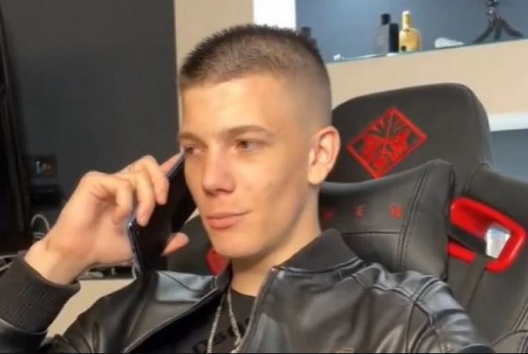 Познатиот јутјубер новото милениче го храни од шише и спие со него во кревет: Чува ли некој друг вакво диво животно во стан?! (ВИДЕО)