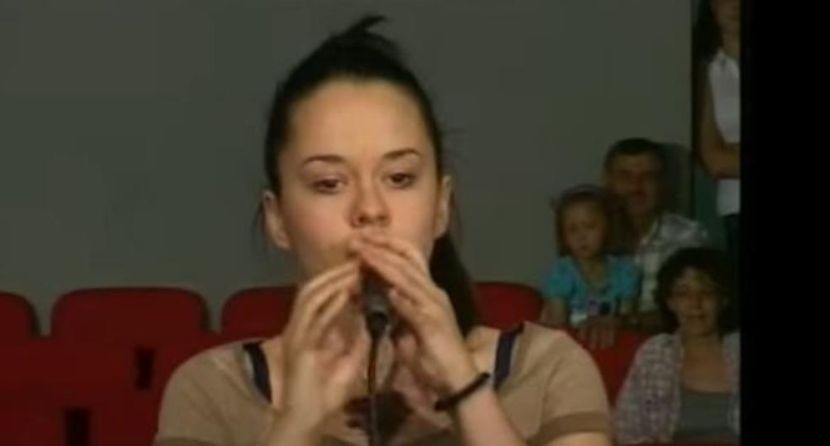 Дали ја препознавате пејачката од сликата? Таа денес е една од најголемите ѕвезди, а нејзините хитови сигурно ги знаете
