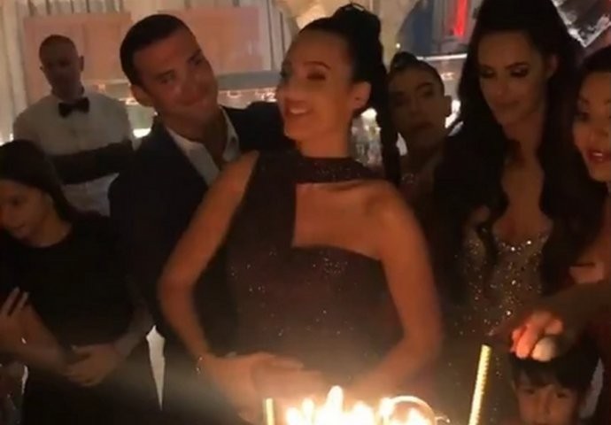 Личи на Анастасија Ражнатовиќ: Ѓорѓе Куљиќ прв пат со девојка во јавност, ќе се шокирате колку години има (ФОТО)
