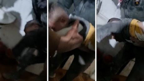 Момчето кое го извлекуваат од срушената зграда, неутешно плаче: Потресно видео по земјотресот во Турција