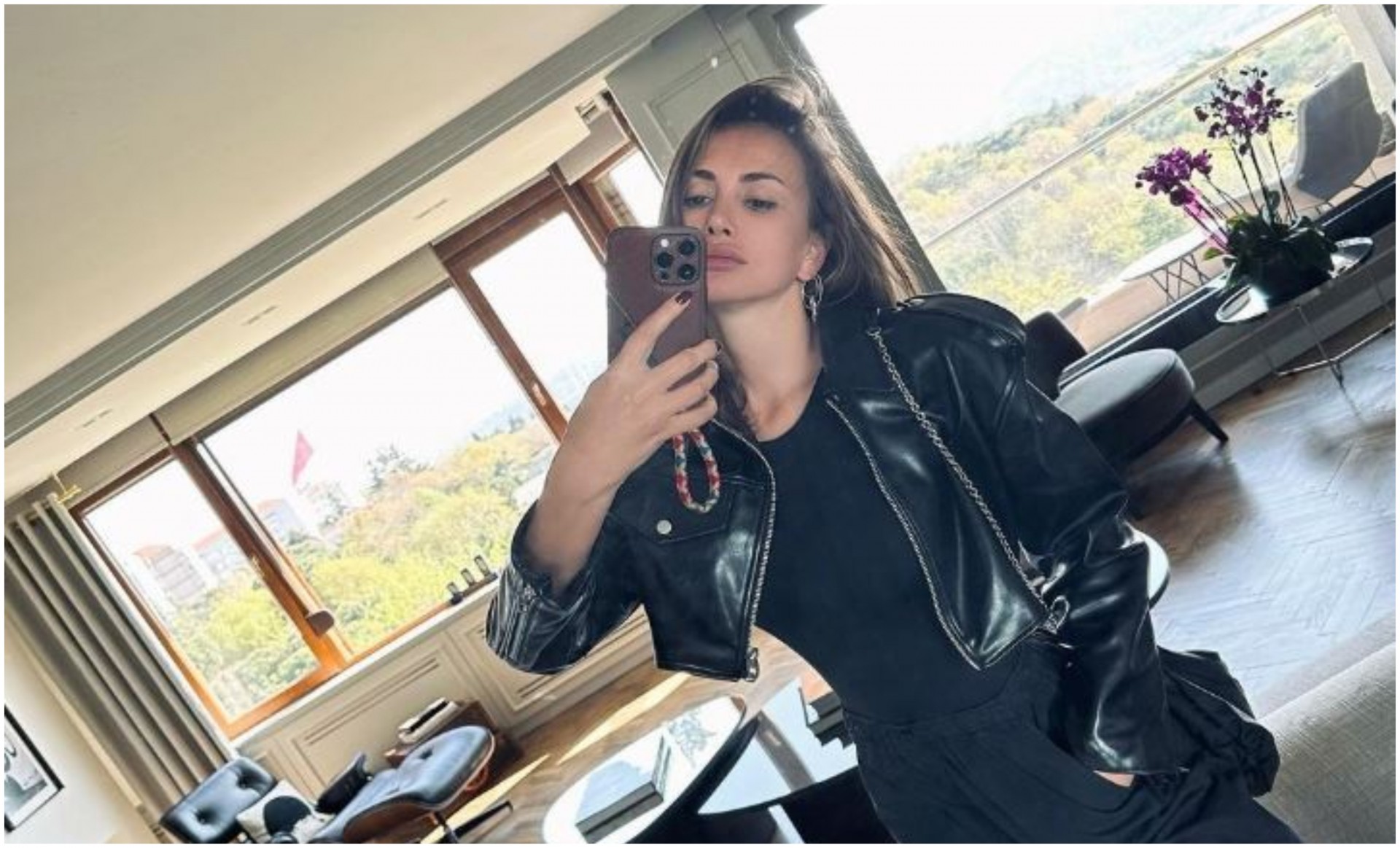 Комбо на денот: Емина Јаховиќ во црно од глава до петици - изглед погоден за дождливите пролетни денови