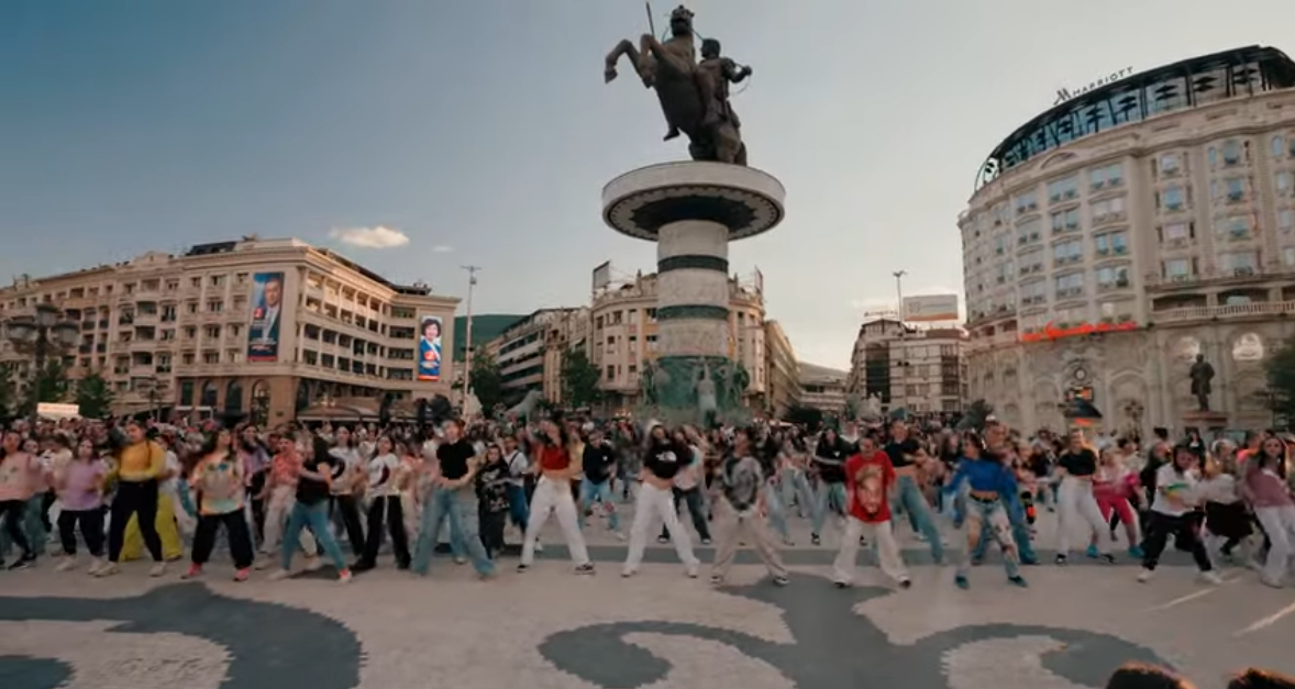 Неверојатна атмосфера на вчерашниот Флеш моб на Плоштад Македонија