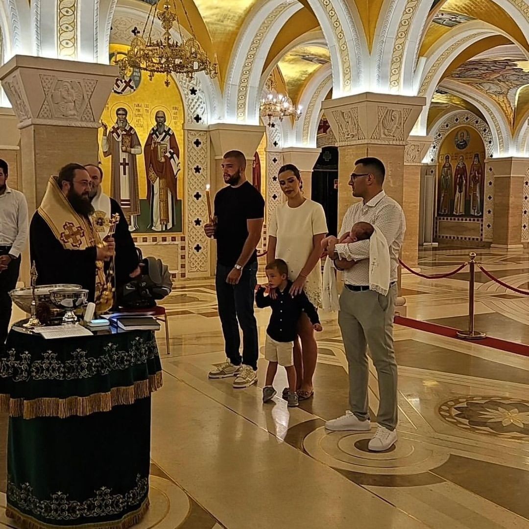 Детали за тајната крштевка на третиот син на Вељко Ражнатовиќ: Исаија го крстиле двајца епископи, духовниот отец на семејството Ражнатовиќ дошол дури од Москва