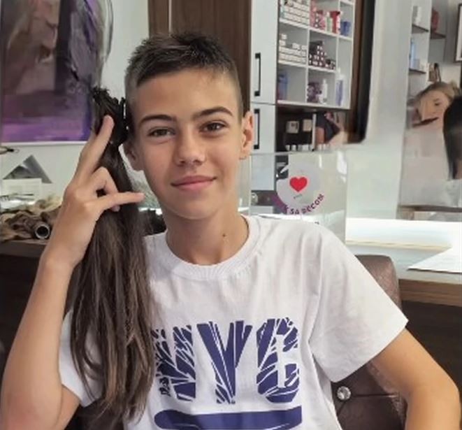 Алекса три години ја растел својата коса за да ја донира за деца болни од рак: „Честитки, дете, капа долу“