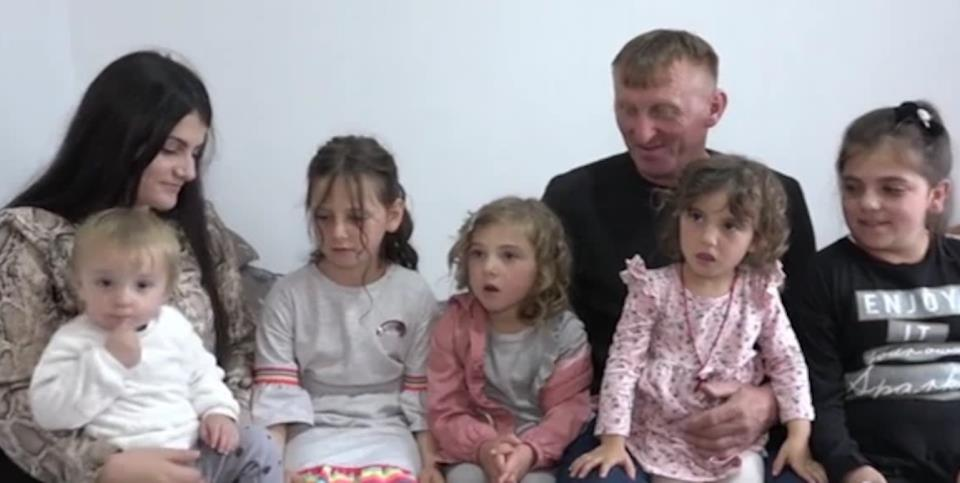 Убава Албанка се омажила за Душко од Голија на 15 години: Родила 5 ќерки, живееле со години без вода и бања