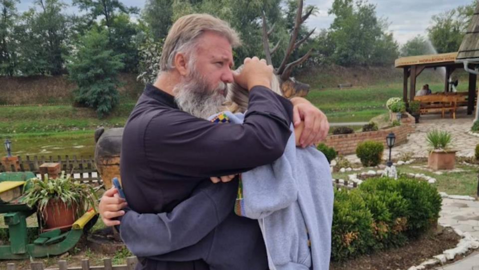 „Оди со Бога, ќерко моја, и биди моја гордост“: Отец Предраг Поповиќ со најемотивната порака ги разнежни сите