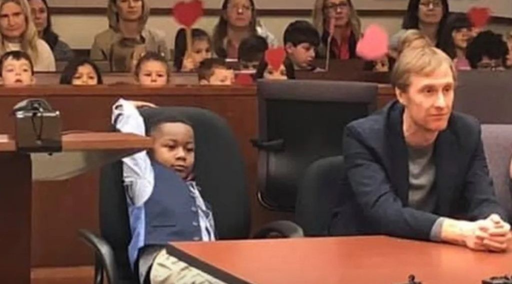 Момче го покани цело одделение во судницата за да го видат неговото посвојување