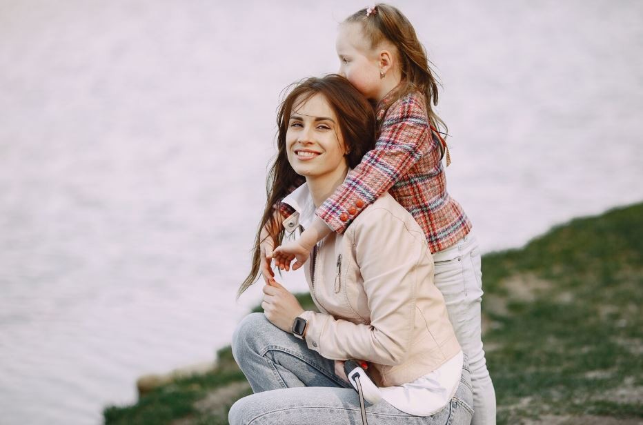 Мајка ја дала својата ќерка (7) на посвојување за да патува низ светот: „Не сум тажна, цел живот го чекав овој момент“