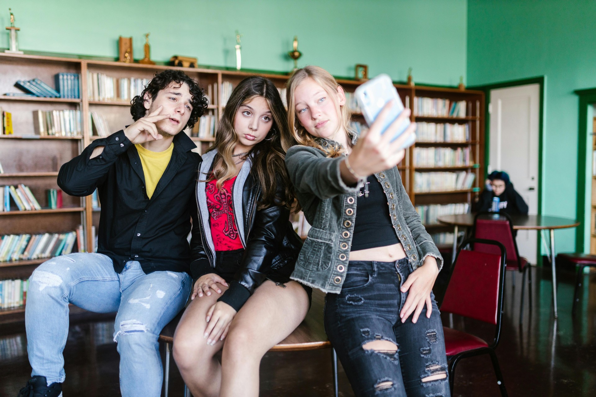 Тинејџерите копираат сѐ што гледаат: Како да им помогнете да изберат вистински пријатели?