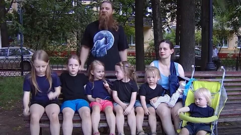 Жена со едно дете е несреќна, без деца е оштетена: Татко на 9 деца „одредува“ колку деца треба да родат жените