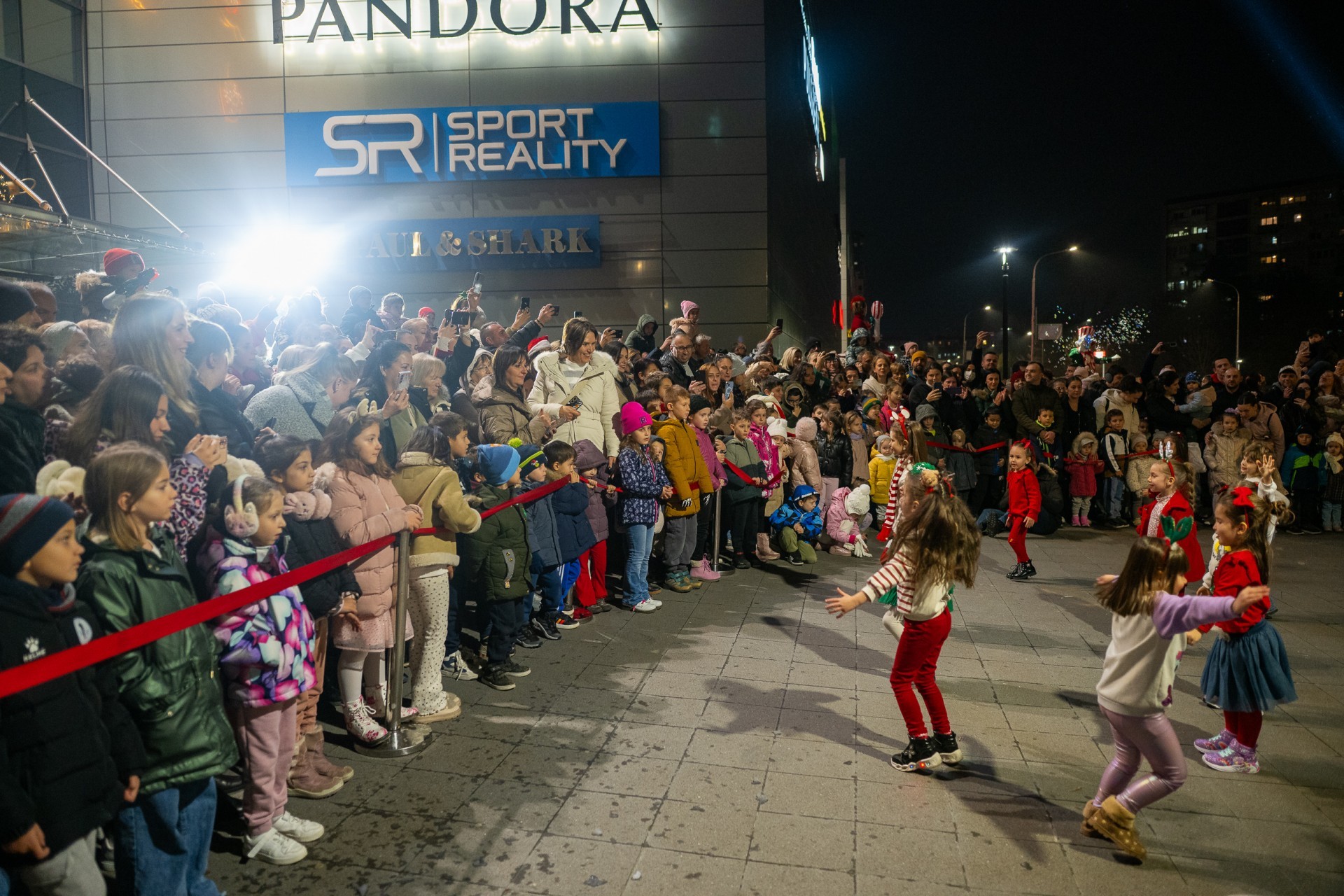 Магија на небото: Дедо Мраз над Скопје!