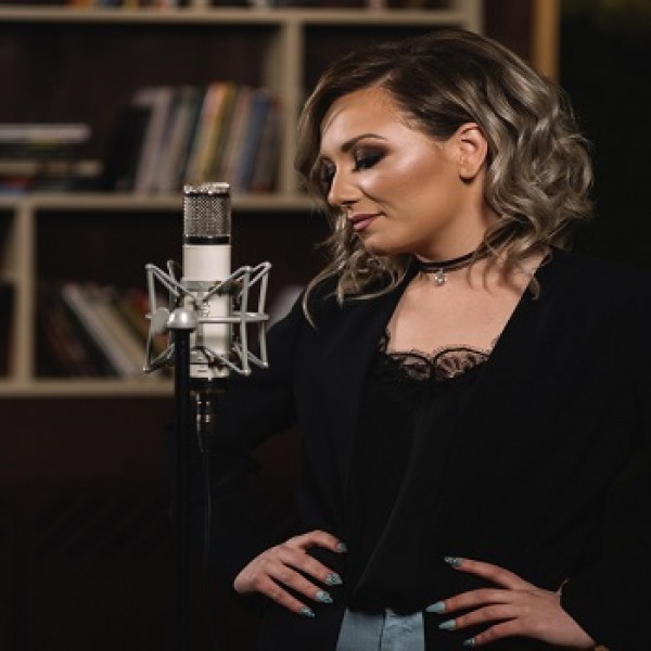 Лејди Гага може да и подзавиди: „I`ll never love again“ во изведба на Александра Јанева!