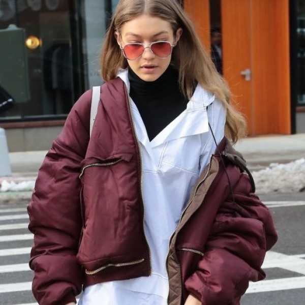 MUST HAVE: Бордо јакна и чизми како Џиџи Хадид