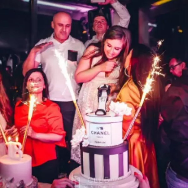 ХИТ ВИДЕО: Драган на својата ќерка, поклонот за 18от роденден со кран го крена до 8ми спрат!