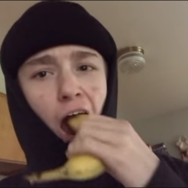 (ВИДЕО) Нов бизарен challenge: Децата јадат пластика и го снимаат тоа!