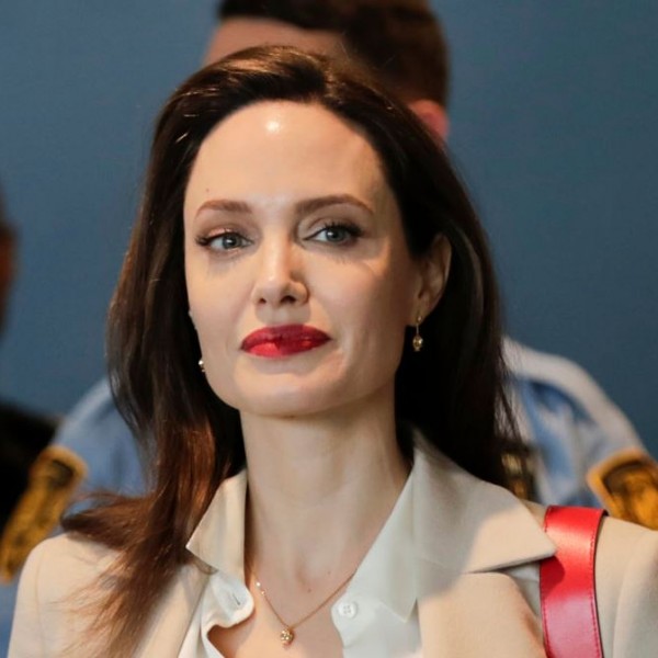 (ФОТО) Анџелина Џоли важи за најубавата жена во светот, но нејзиниот изглед за матура ќе ве изненади!
