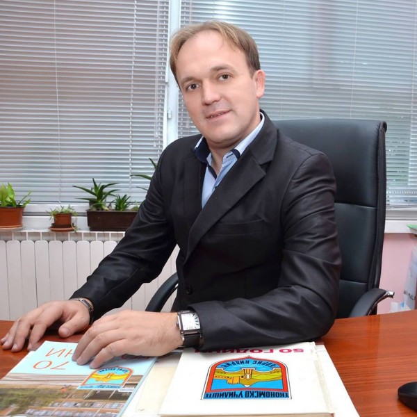 Самата големина на училиштето носи големи предности, но и проблеми - Директорот Канурков за своето училиште
