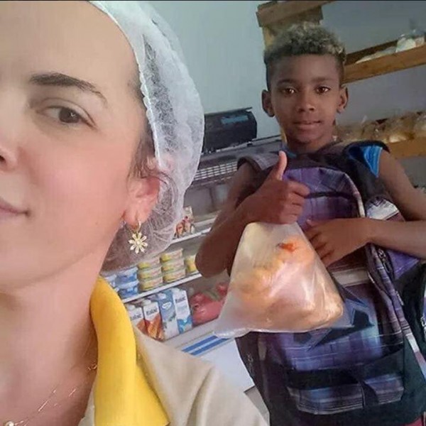 Момче со знаење ја плаќа храната што ја јаде во пекара!