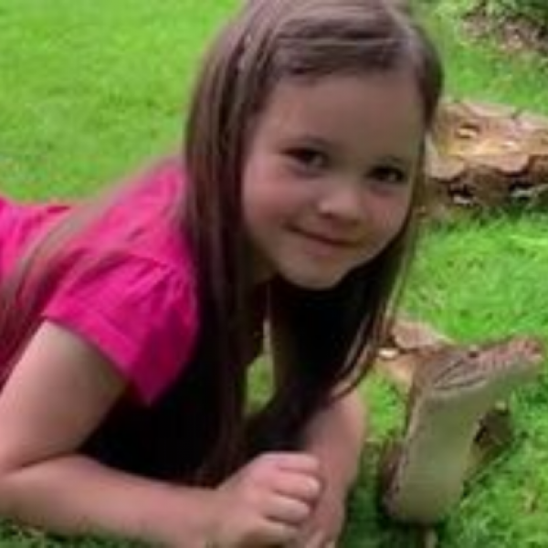 (ВИДЕО) Има само 5 години, а како домашни миленичиња има питони!