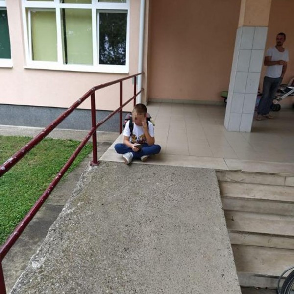 Прваче со аутизам првиот училишен ден го помина во солзи: Таткото разочаран
